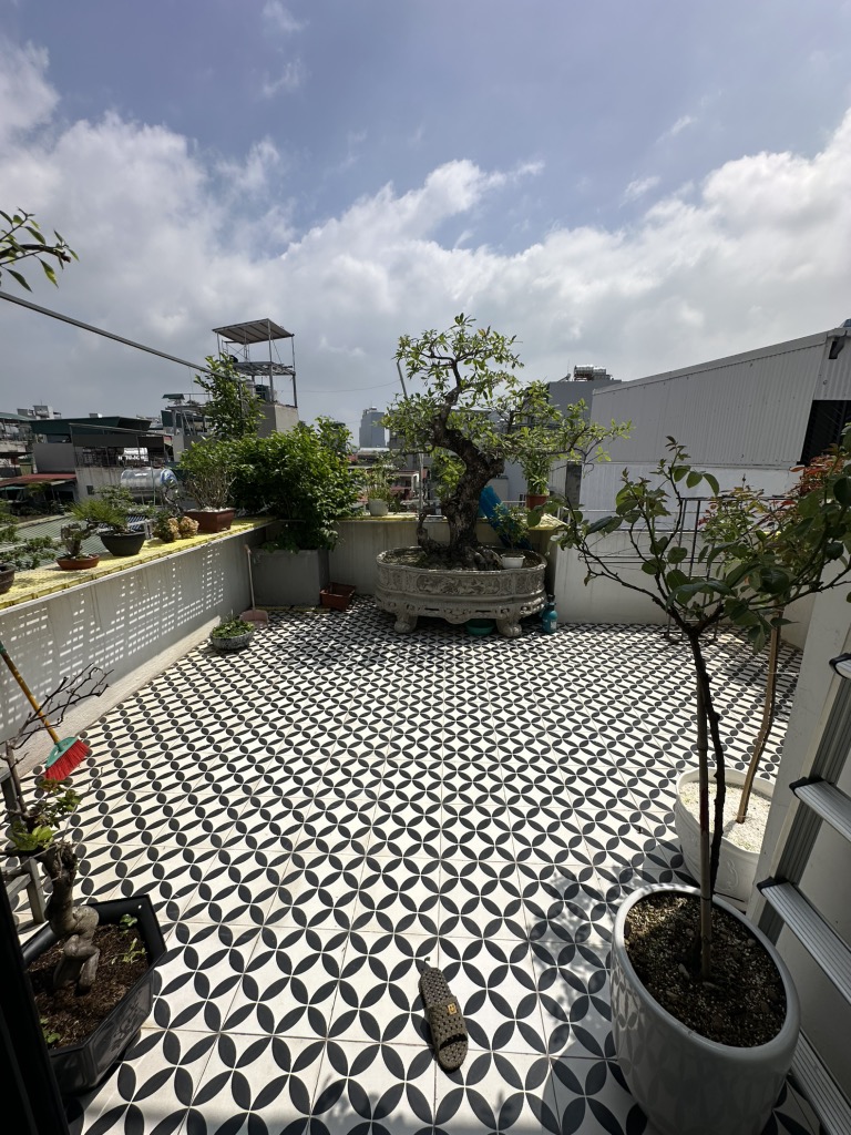NHÀ ĐẸP NHƯ KHÁCH SẠN – NGÕ THÔNG – Ô CHỜ THANG MÁY – TRANG THIẾT BỊ NGOẠI NHẬP – SÁT PHỐ – MẶT TIỀN RỘNG – NỞ HẬU