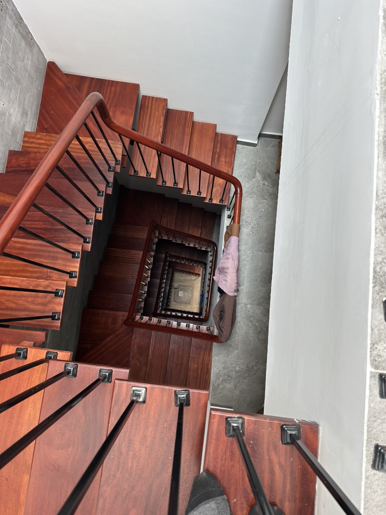 NHÀ ĐẸP NHƯ KHÁCH SẠN – NGÕ THÔNG – Ô CHỜ THANG MÁY – TRANG THIẾT BỊ NGOẠI NHẬP – SÁT PHỐ – MẶT TIỀN RỘNG – NỞ HẬU