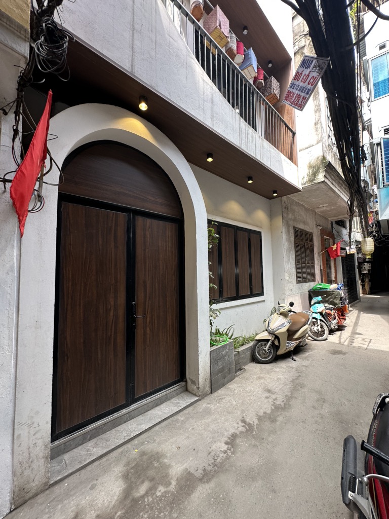 NHÀ ĐẸP NHƯ KHÁCH SẠN – NGÕ THÔNG – Ô CHỜ THANG MÁY – TRANG THIẾT BỊ NGOẠI NHẬP – SÁT PHỐ – MẶT TIỀN RỘNG – NỞ HẬU