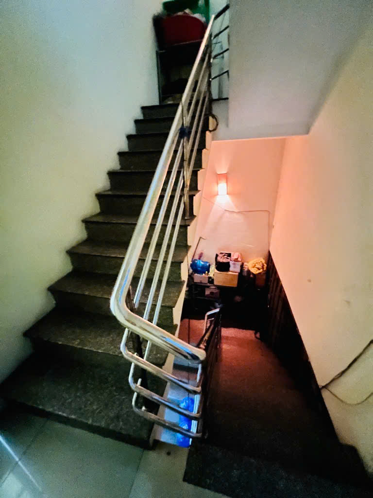 Nhà mặt tiền lô góc Cống Lở, 3 tầng, 3P, 4WC,  6.x tỉ