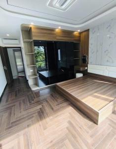SIÊU PHẨM CỔ LINH-BÁN NHÀ ĐỐI DIỆN AEON LONG BIÊN-GẦN PHỐ-6 TẦNG THANG MÁY-FULL NỘI THẤT-DT 40 M.