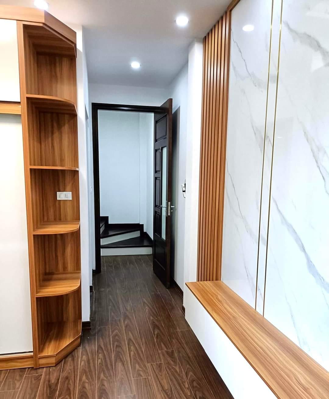 BÁN NHÀ ĐẸP Ở NGAY PHÚC LỢI 32M X 5 TẦNG ĐẸP LONG LANH CẠNH VINHOMES CHỈ 4 TỶ HƠN