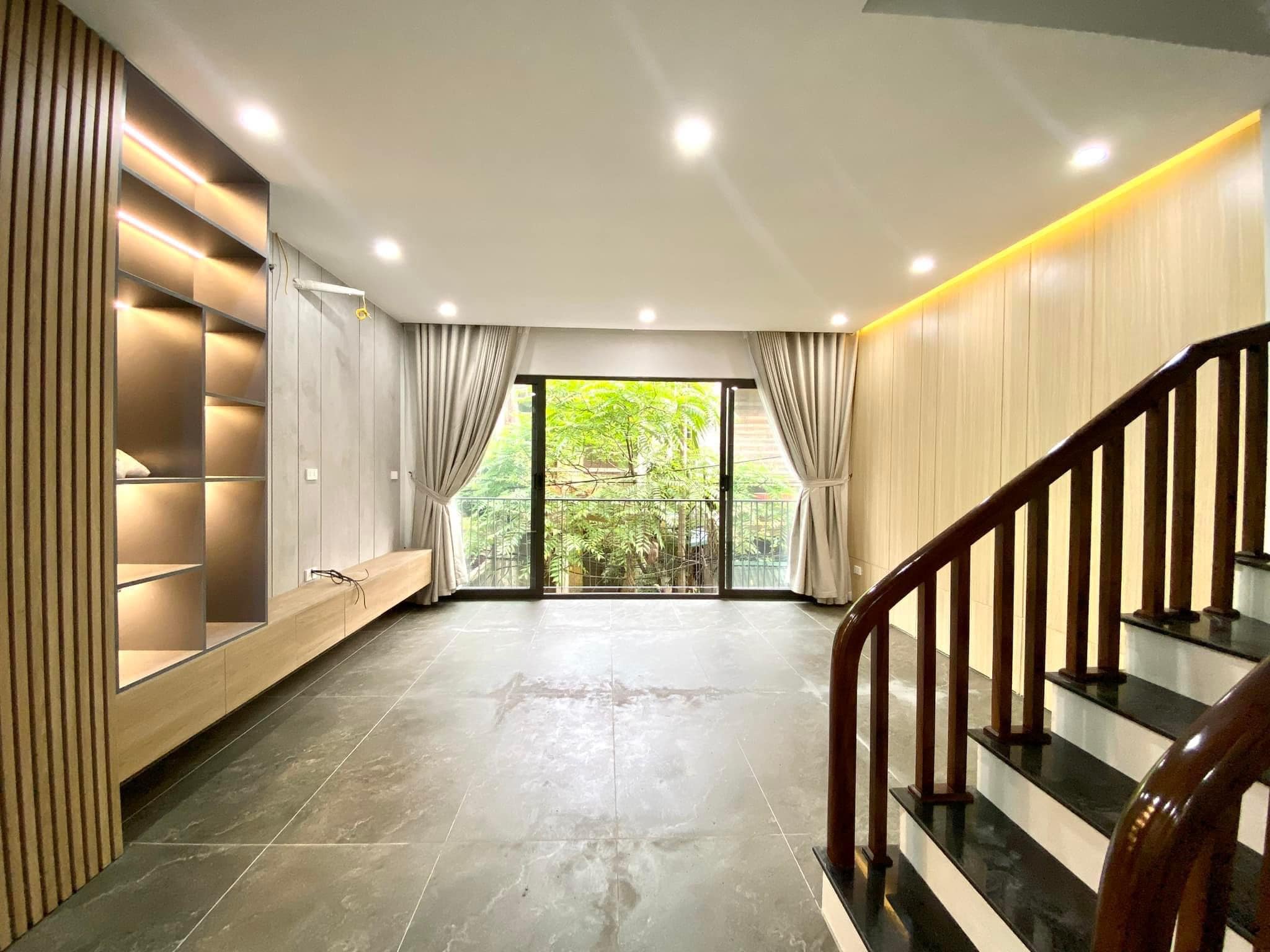 SIÊU ĐẸP PHỐ VIỆT HƯNG 5 TẦNG THIẾT KẾ BẮT MẮT - VỊ TRÍ ĐẸP CHỈ 5 TỶ HƠN XÍU