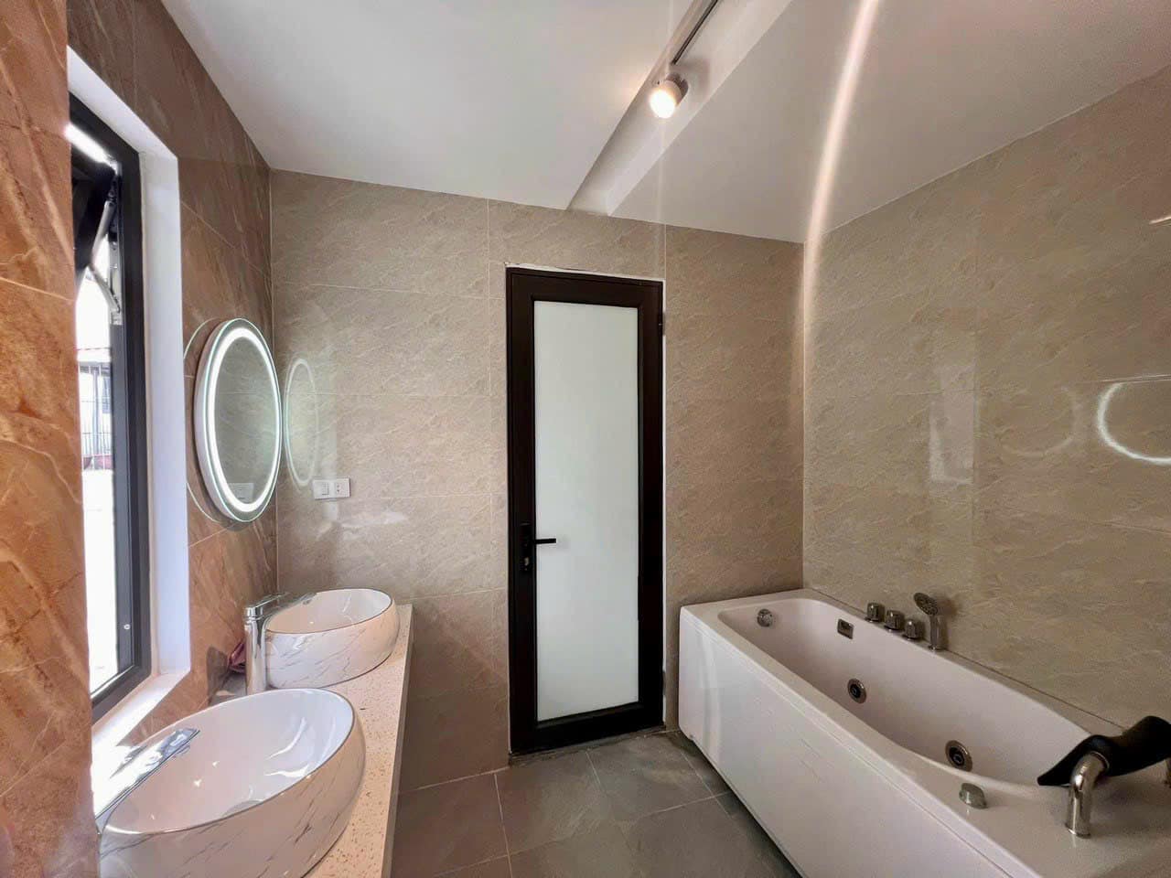 BÁN NHÀ PHẠM KHẮC QUẢNG GIANG BIÊN 5 TẦNG MỚI TINH Ô TÔ ĐÔ CỔNG - GẦN HỒ  CHỈ HƠN 5 TỶ XÍU