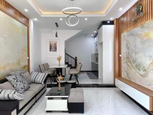 BÁN NHÀ ĐẸP Ở NGAY PHÚC LỢI 32M X 5 TẦNG ĐẸP LONG LANH CẠNH VINHOMES CHỈ 4 TỶ HƠN