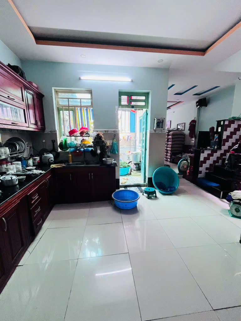 Nhà bán 60m2 nở hậu L , SHR hoàn công đủ , 3 tầng , 1 đời chủ chưa qua 1 lần đầu tư, Khu nội bộ an ninh Yên Yên , cách mặt tiền chỉ 20m , nhỉnh 4 tỷ