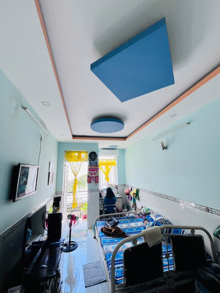 Nhà bán 60m2 nở hậu L , SHR hoàn công đủ , 3 tầng , 1 đời chủ chưa qua 1 lần đầu tư, Khu nội bộ an ninh Yên Yên , cách mặt tiền chỉ 20m , nhỉnh 4 tỷ