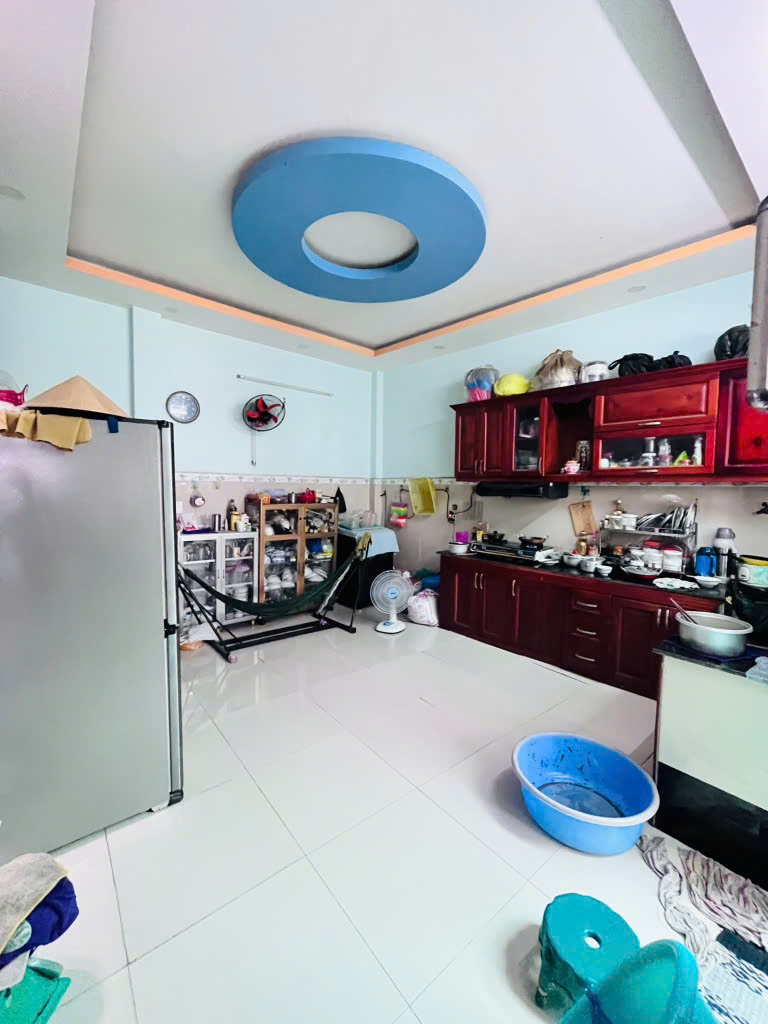 Nhà bán 60m2 nở hậu L , SHR hoàn công đủ , 3 tầng , 1 đời chủ chưa qua 1 lần đầu tư, Khu nội bộ an ninh Yên Yên , cách mặt tiền chỉ 20m , nhỉnh 4 tỷ