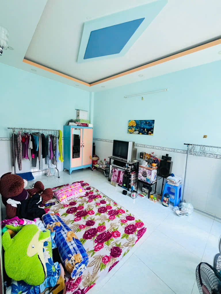 Nhà bán 60m2 nở hậu L , SHR hoàn công đủ , 3 tầng , 1 đời chủ chưa qua 1 lần đầu tư, Khu nội bộ an ninh Yên Yên , cách mặt tiền chỉ 20m , nhỉnh 4 tỷ