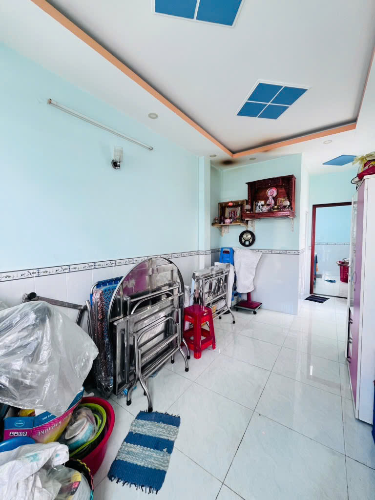 Nhà bán 60m2 nở hậu L , SHR hoàn công đủ , 3 tầng , 1 đời chủ chưa qua 1 lần đầu tư, Khu nội bộ an ninh Yên Yên , cách mặt tiền chỉ 20m , nhỉnh 4 tỷ