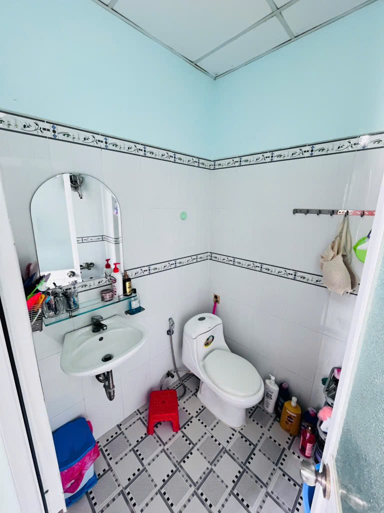 Nhà bán 60m2 nở hậu L , SHR hoàn công đủ , 3 tầng , 1 đời chủ chưa qua 1 lần đầu tư, Khu nội bộ an ninh Yên Yên , cách mặt tiền chỉ 20m , nhỉnh 4 tỷ