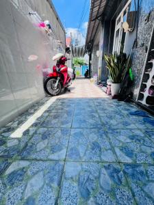 Nhà bán 60m2 nở hậu L , SHR hoàn công đủ , 3 tầng , 1 đời chủ chưa qua 1 lần đầu tư, Khu nội bộ an ninh Yên Yên , cách mặt tiền chỉ 20m , nhỉnh 4 tỷ