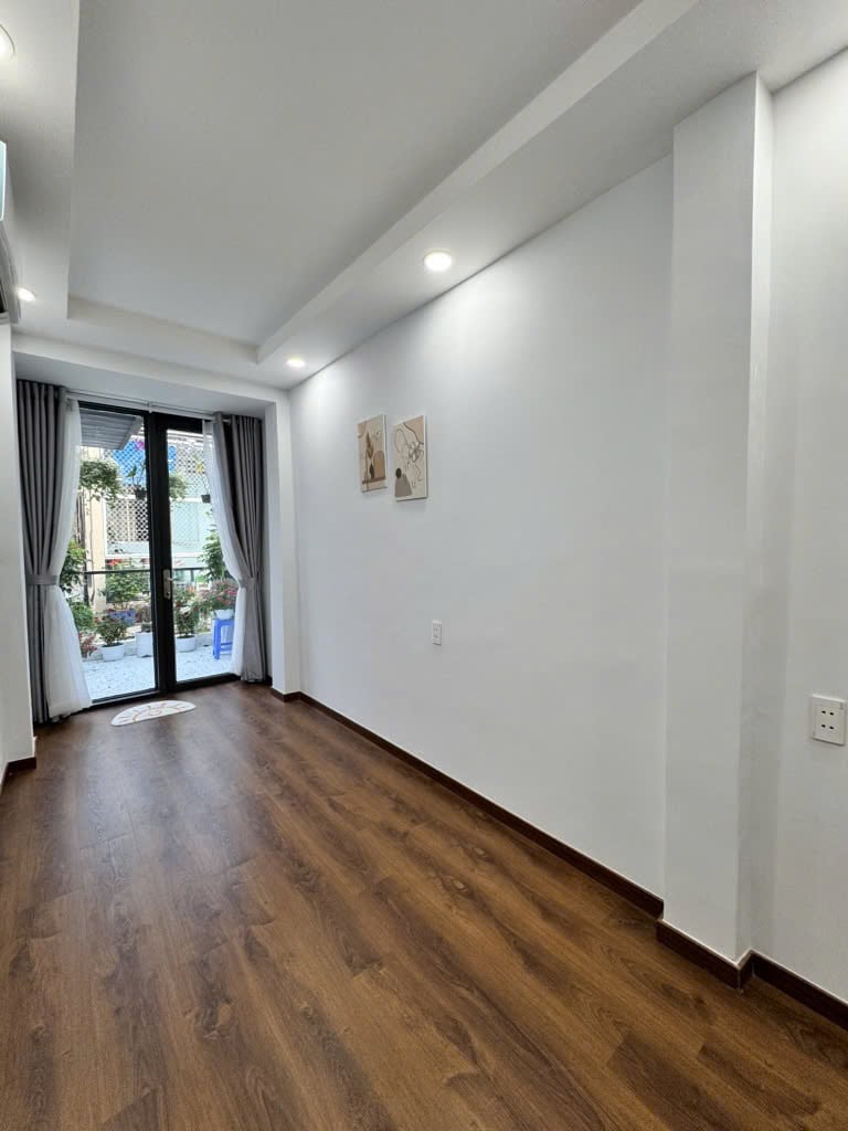 Bán nhà Trường Sa, P2, Phú Nhuận, vị trí đẹp 5 tầng gần pxl, giá 8,9 tỉ