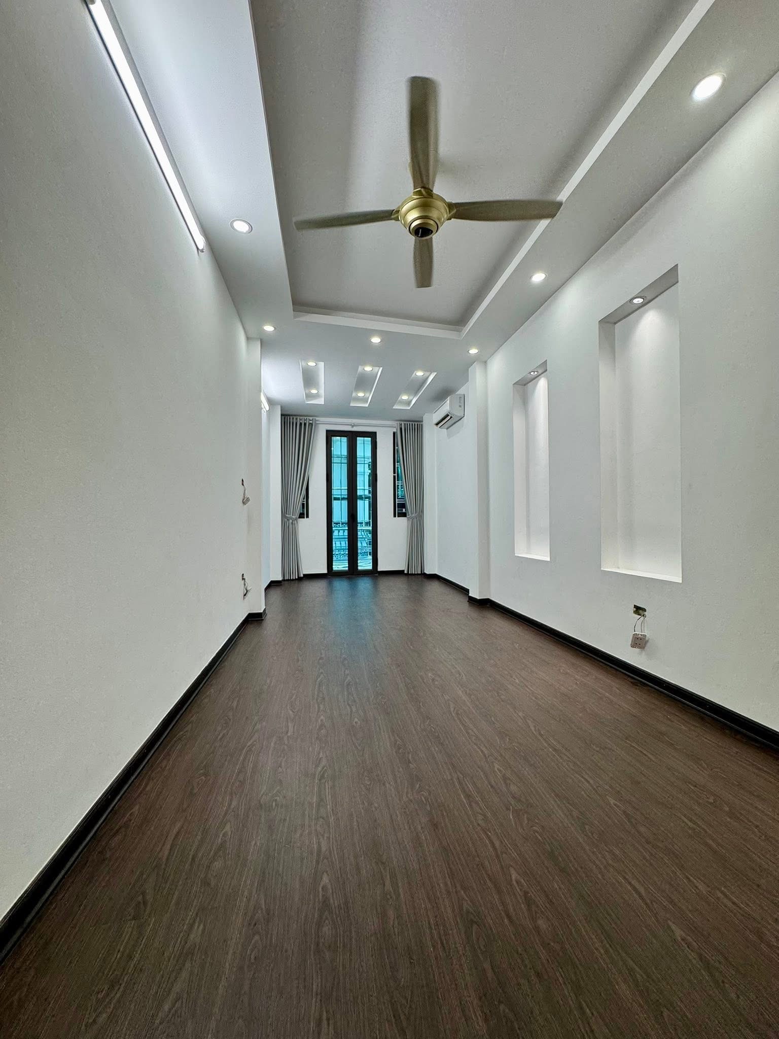 Bán gấp nhà  - Mai Dịch gần ĐẠI HỌC - 35m chỉ khoảng 6 tỷ