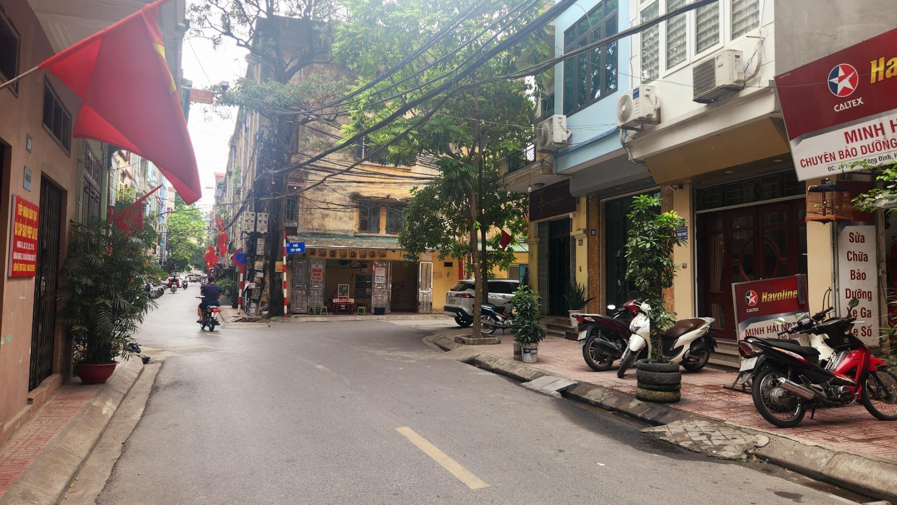 Siêu phẩm kinh doanh đỉnh, mặt phố Trương Côn Định, vỉa hè rộng, ô tô đỗ trước cửa nhà.