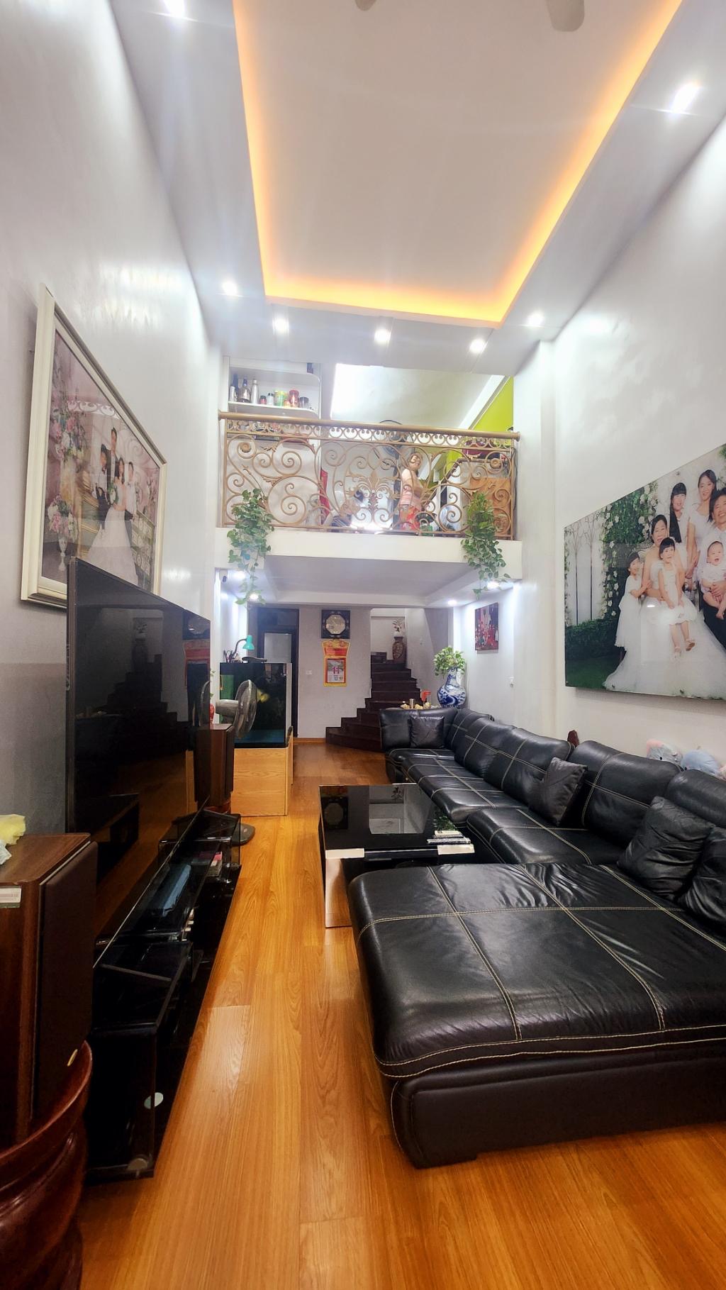 Siêu phẩm kinh doanh đỉnh, mặt phố Trương Côn Định, vỉa hè rộng, ô tô đỗ trước cửa nhà.