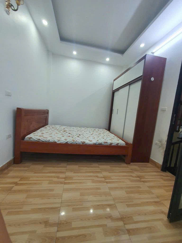 Bán nhà Quang Trung, Hà Đông: Ô tô tránh, sát Ga Tàu điện, full tiện ích! Nhà 4 tầng tại Quang Trung, Hà Đông có 36m² với 5 phòng ngủ, đủ mọi công năng sử dụng.