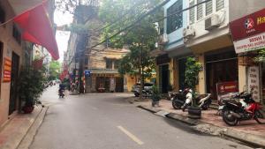 Siêu phẩm kinh doanh đỉnh, mặt phố Trương Côn Định, vỉa hè rộng, ô tô đỗ trước cửa nhà.