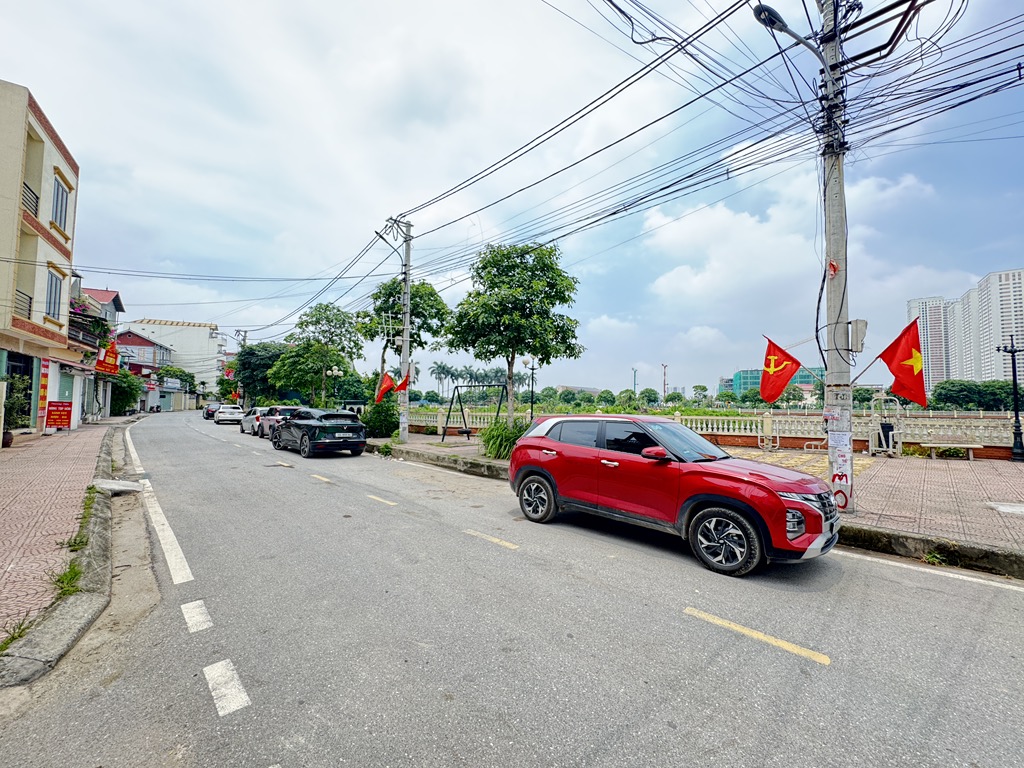 LÔ GÓC SÁT VINCOLOA ĐƯỜNG THÔNG OTO QUA LẠI, CÁCH CẦU ĐÔNG TRÙ 400m, LÔ ĐẤT NHỎ XINH GIÁ RẺ.