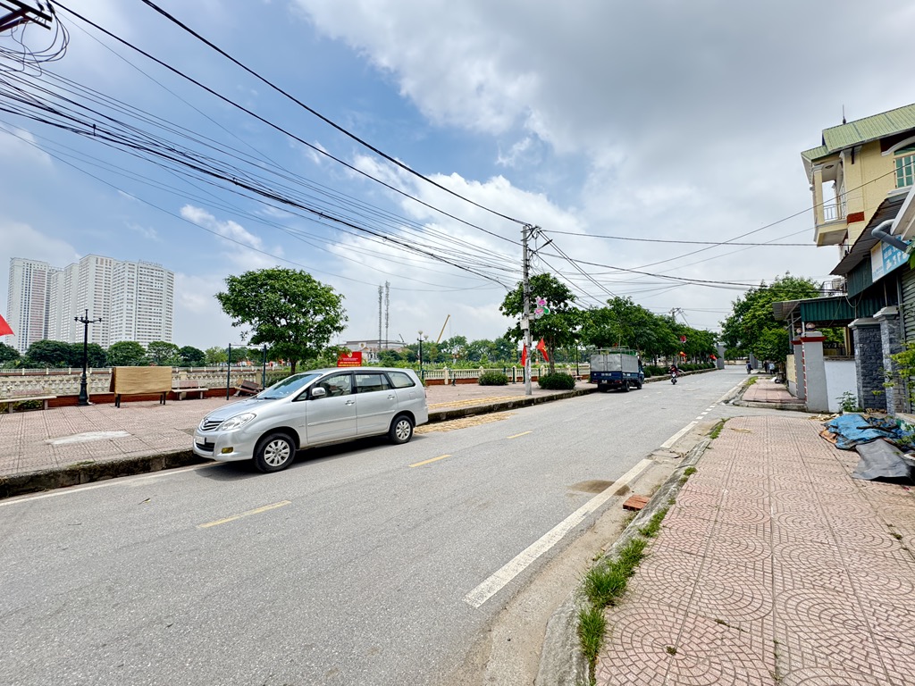 LÔ GÓC SÁT VINCOLOA ĐƯỜNG THÔNG OTO QUA LẠI, CÁCH CẦU ĐÔNG TRÙ 400m, LÔ ĐẤT NHỎ XINH GIÁ RẺ.