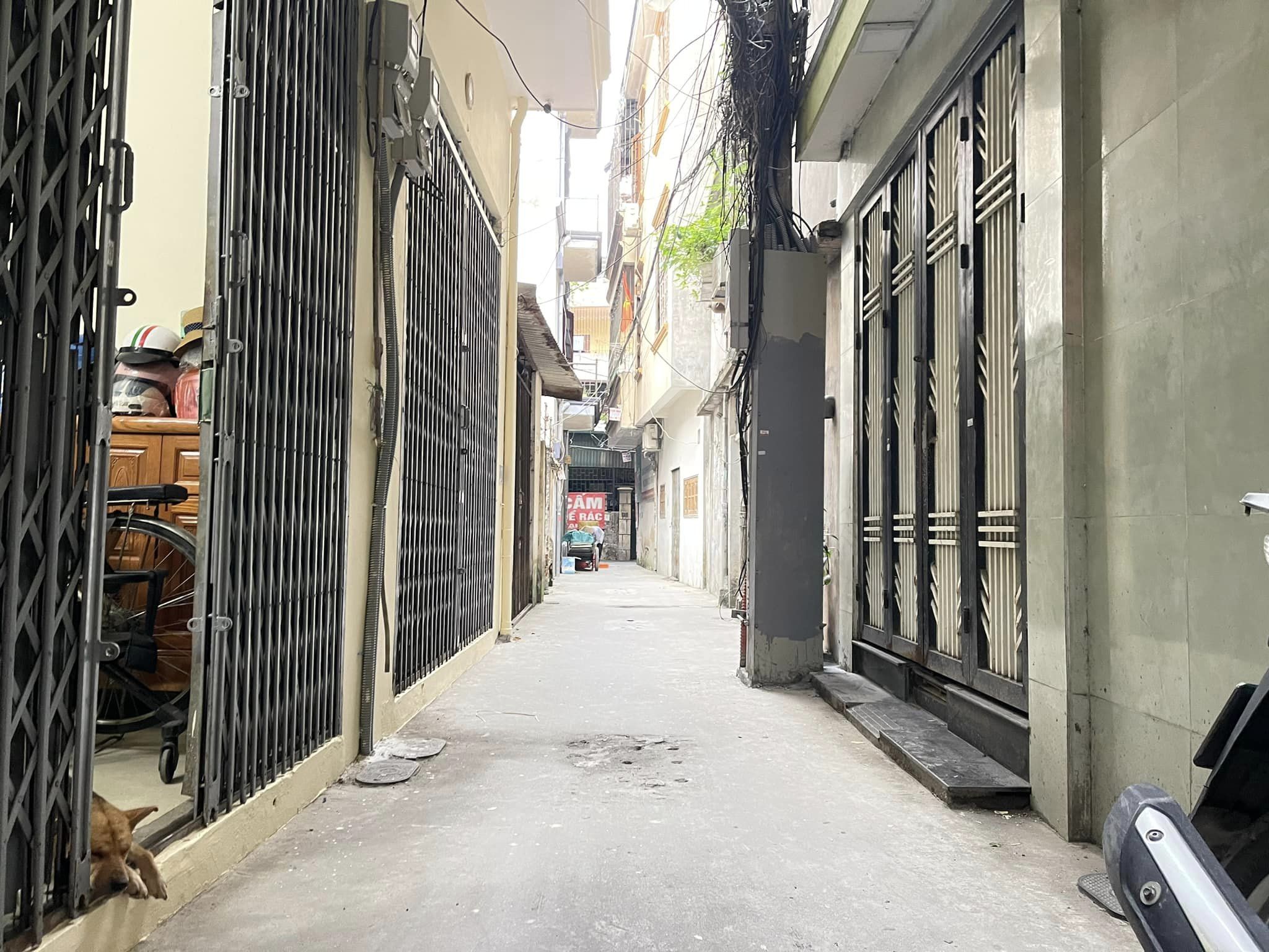 Ô tô đỗ cửa, sổ vuông vắn