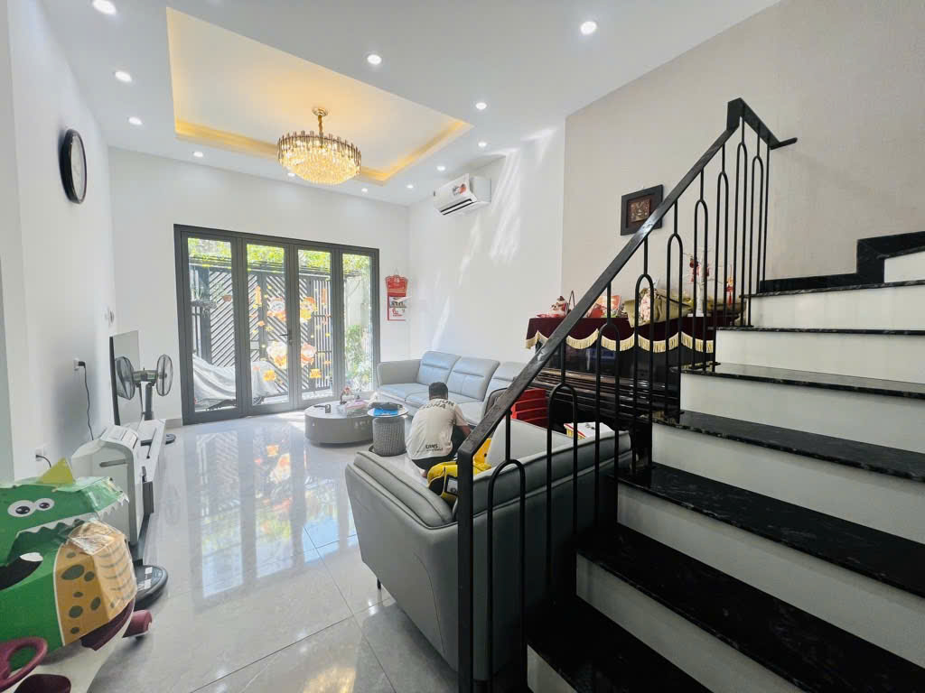 Lạc Long Quân- dân trí cao-tiện ích đầy đủ-thiết kế hiện đại-nhà mới ở ngay-5 tầng giá nhỉnh 10 tỷ.