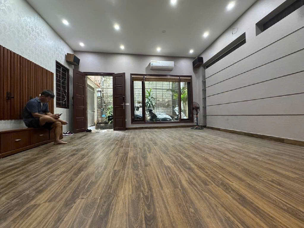 Nhà mới Lạc Long Quân - ngõ thông - thang máy - 5 tầng giá nhỉnh 12 tỷ.
