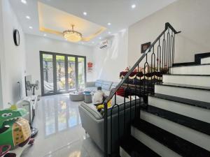 Lạc Long Quân- dân trí cao-tiện ích đầy đủ-thiết kế hiện đại-nhà mới ở ngay-5 tầng giá nhỉnh 10 tỷ.