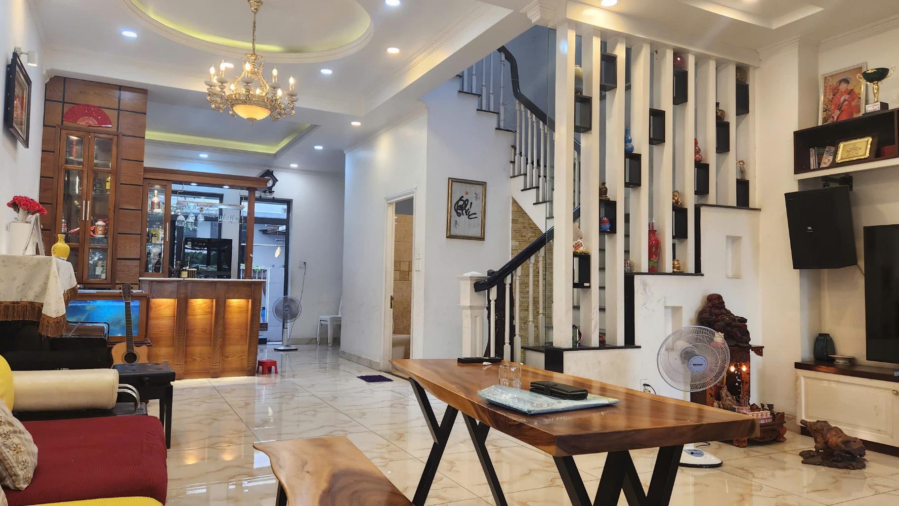 Nhà 2 tầng, 95m², 3PN, 2WC, có gara ô tô, sân vườn rộng tại Tô Ngọc Vân, Thủ Đức, giá 5.8 tỷ
