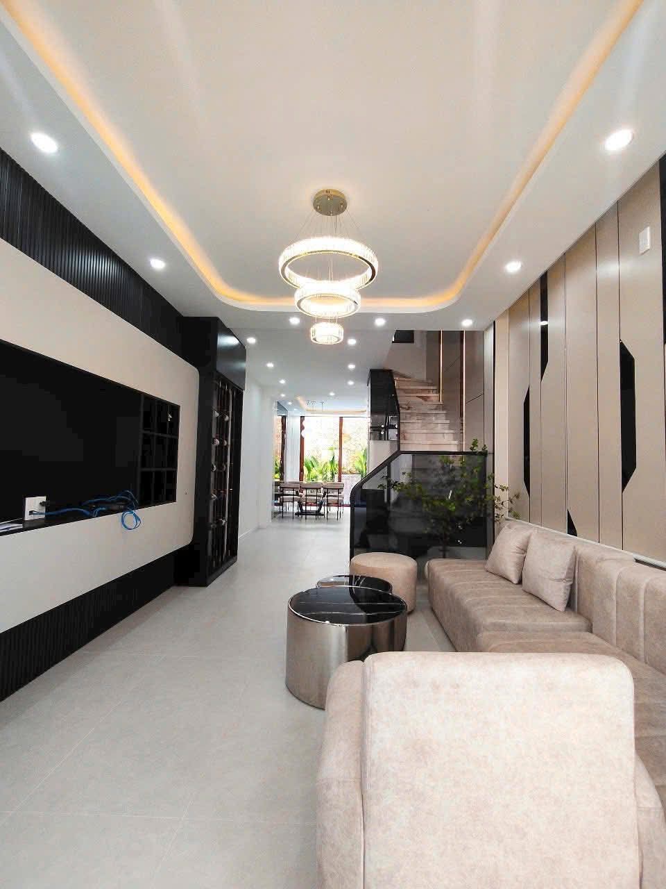 Nhà 3 tầng, 108m2, HXH ,siêu hot tại Dĩ An giá 3,55 Tỷ