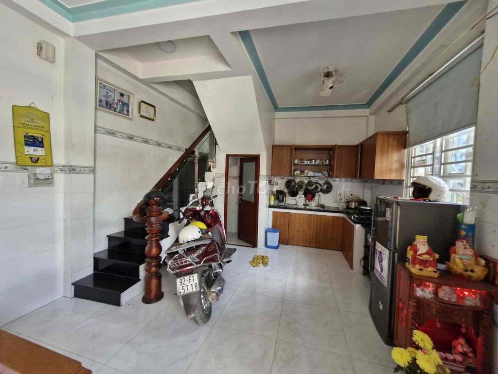Nhà 3 tầng chỉ 3,9T, ngay chợ Lã Xuân Oai, Long Trường, Quận 9 cũ