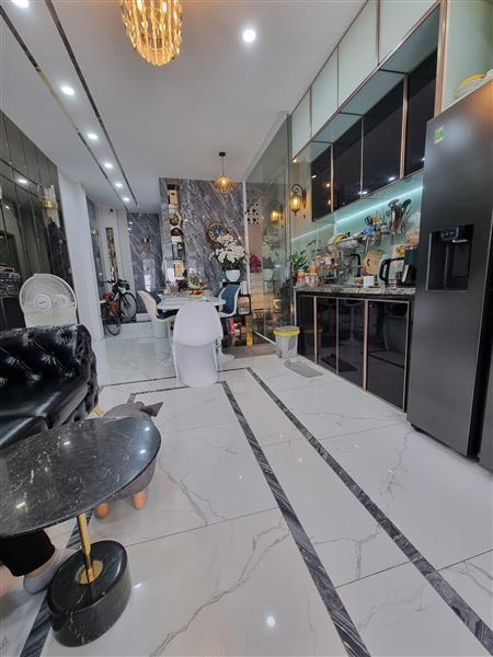 Nhà lầu 4 tầng. Đường bình trị đông. Thông ra tỉnh lộ 10.  Dt 4*10 Giá 6 tỷ 350 còn thương lượng
