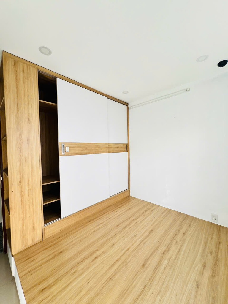 Huỳnh Văn chính. Gần BV tân phú.  Dt22 .7m2 Nhà 2 lầu vào ở ngay  LH 0707325500