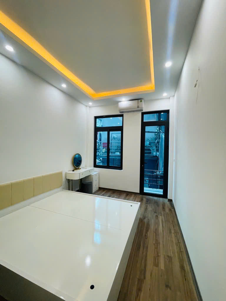 Bán nhà Nguyễn Văn Linh,dt 60 m2, mặt đường, hè rộng, giá nhỉnh 5 tỷ