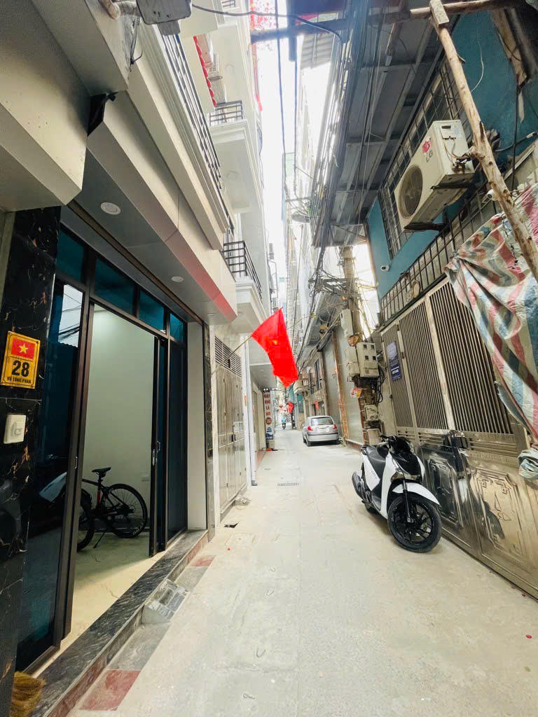 Bán Nhà Nguyễn Văn Linh, dt 70m/4 tâng, mặt đường, hè rộng, phố đông, dễ kinh doanh, giá 5.4 tỷ