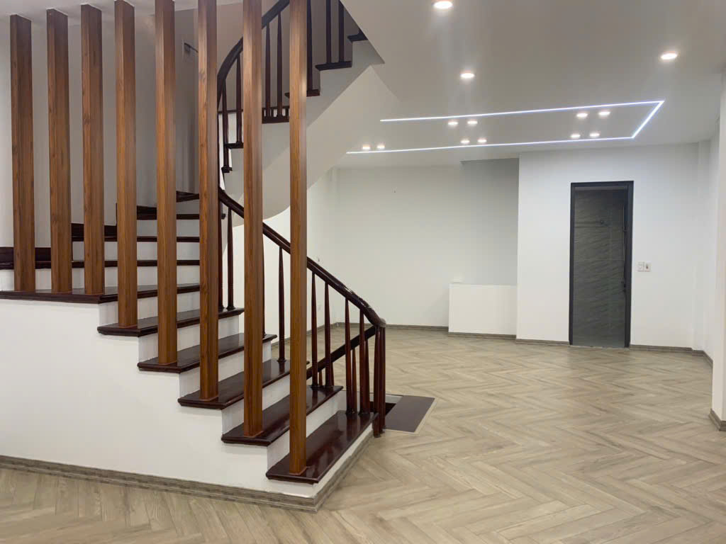 Bán nhà: Cổ Linh, vỉa hè ô tô tránh, dt 115m, giá 3.4 tỷ