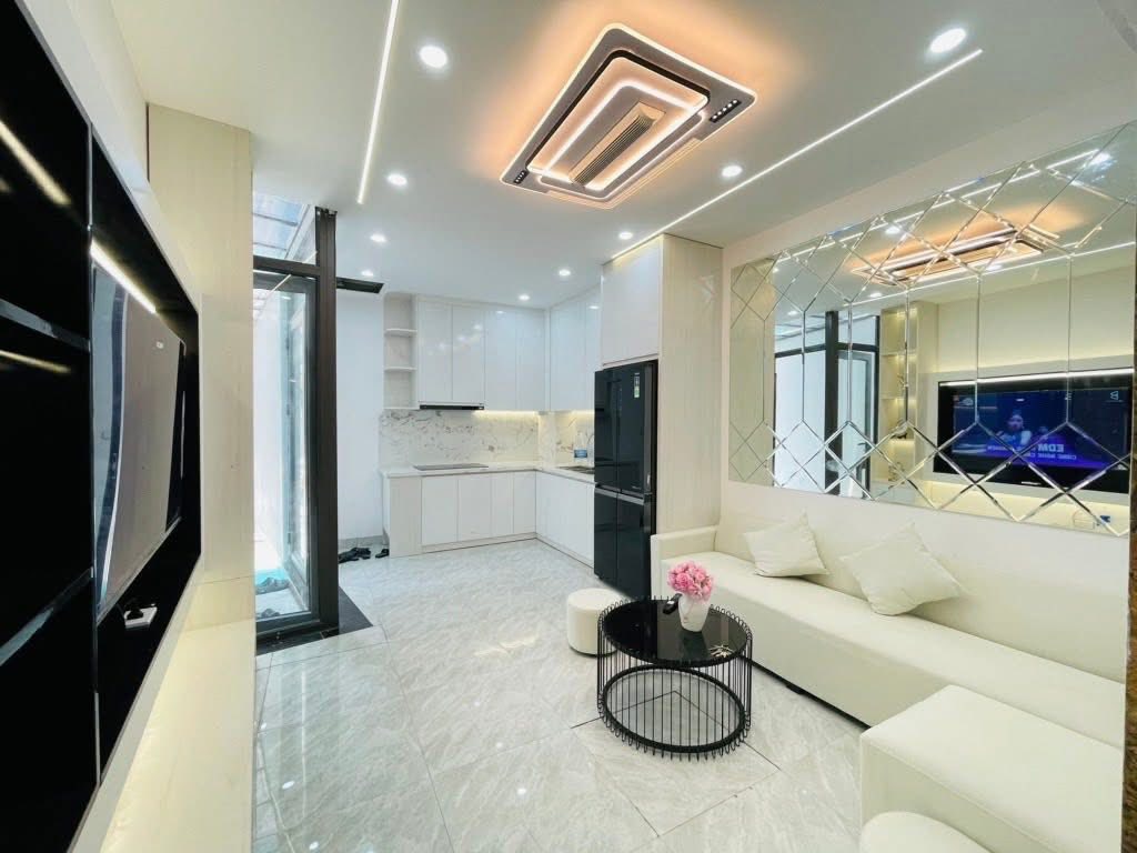 38m x 6 tầng Nội thất đẹp lại còn thang máy sịn sò + view hồ Định Công + nhỉnh 6 đồng