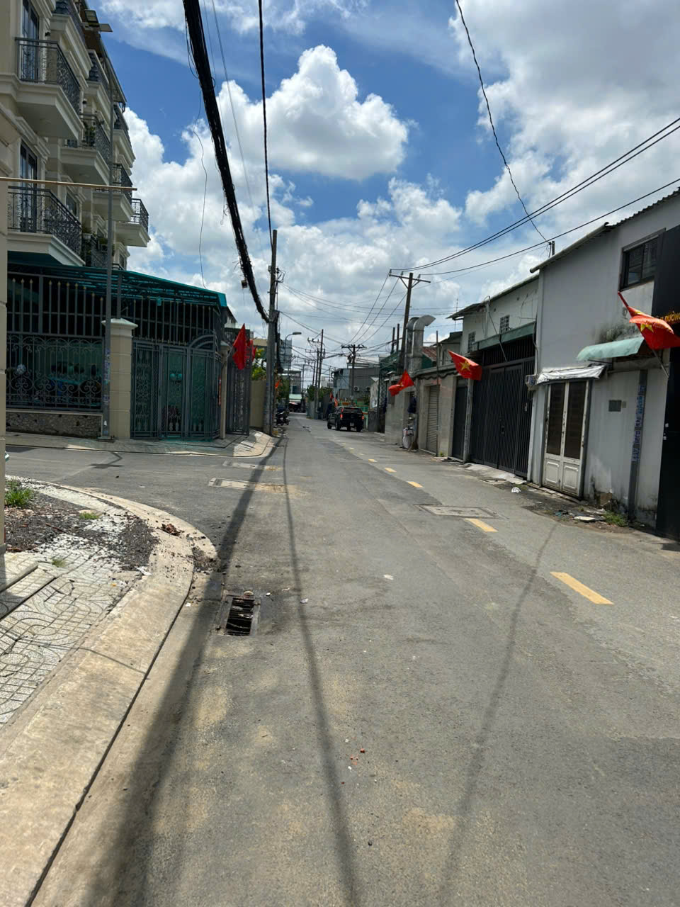 CC Gởi bán nhà vị trí hiếm đường 17 Hiệp Bình Phước 63m2 4.5 tỷ.  Công năng sử dụng tối ưu: 1 trệt, 1 lầu, 1 kiot.  Góc hai mặt tiền đang ở và cho thuê thu nhập 15tr/1th. Ngay sát mặt đường QL13, Cầu vượt Linh Xuân.