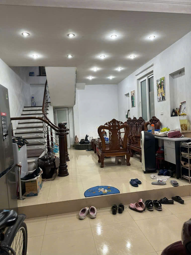 SIÊU THOÁNG, NỞ HẬU, OTO ĐỖ CỬA NGÀY ĐÊM
