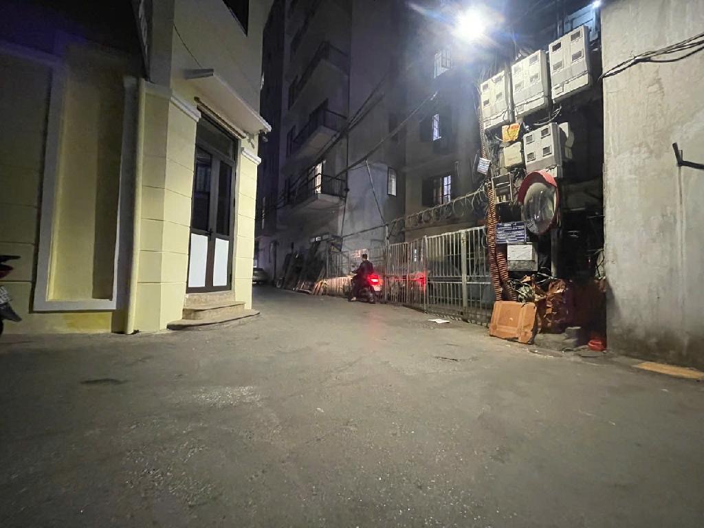 HOÀNG QUỐC VIỆT - 88M OTO ĐỖ CỬA NGÀY ĐÊM 22 TỶ - DÂN XÂY 2 THOÁNG - TIỆN ÍCH NHIỀU