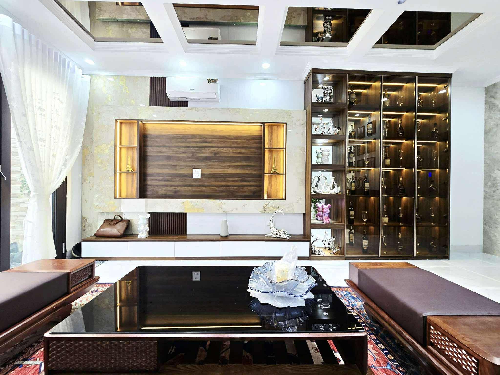 LẠC LONG QUÂN - 9.9 TỶ 6 TẦNG THANG MÁY - OTO ĐỖ CỬA - NGÕ THÔNG - AN SINH TỐT