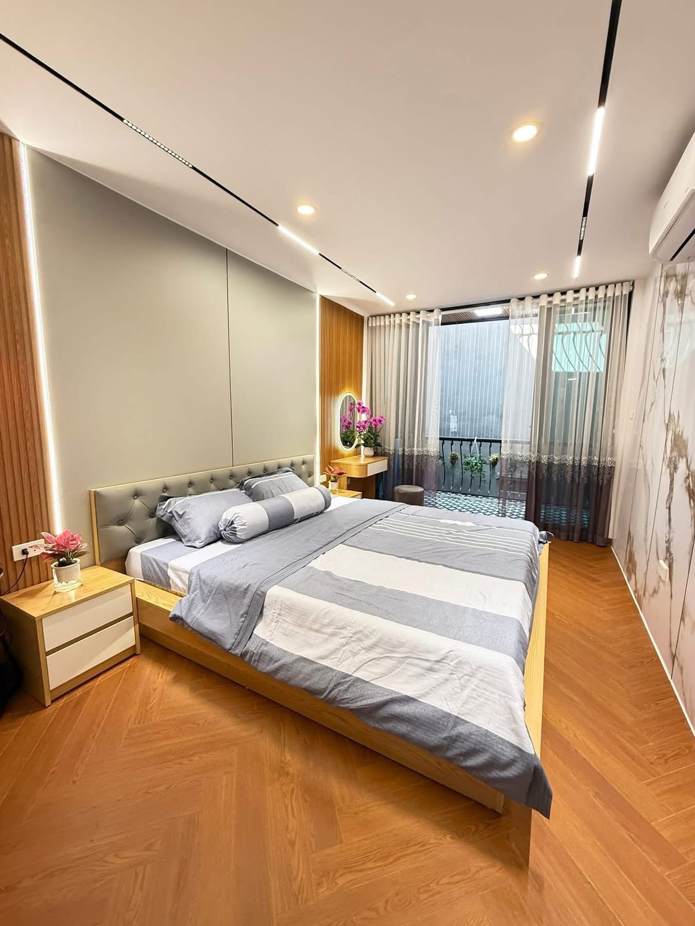 HOÀNG HOA THÁM - 6.9 TỶ 30M NHÀ ĐẸP - NỘI THẤT - NGÕ THÔNG - GẦN OTO - TIỆN ÍCH NHIỀU