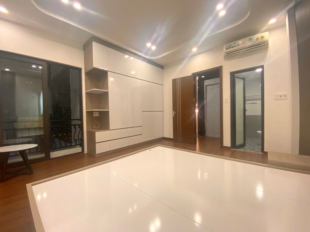 LẠC LONG QUÂN - 1 CĂN DUY NHẤT 8.94 TỶ NHÀ ĐẸP FULL ĐỒ THANG MÁY - NGÕ THÔNG GẦN OTO