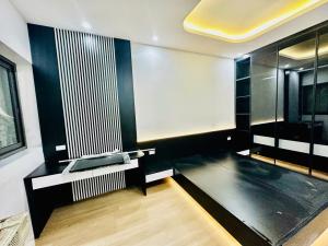 LẠC LONG QUÂN - SIÊU MẶT TIỀN 8M 55M2 GIÁ 13 TỶ - NGÕ THÔNG - GẦN HỒ TÂY ĐÁNG SỐNG - TIỆN ÍCH NHIỀU