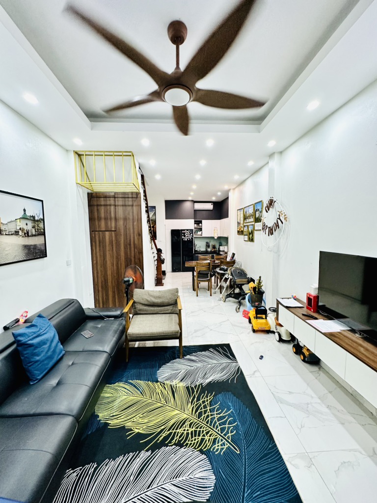 Bán nhà Đông Thiên, Vĩnh Hưng 33m2 5 tầng nhà mới, ngõ ô tô, giá 5.6 tỷ