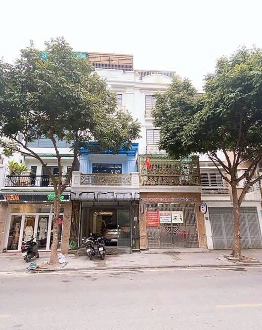 BÁN GẤP NHÀ MẶT PHỐ SÁT CHỢ VĂN LA - 77M - NỘI THẤT XỊN - THANG MÁY - NỞ HẬU