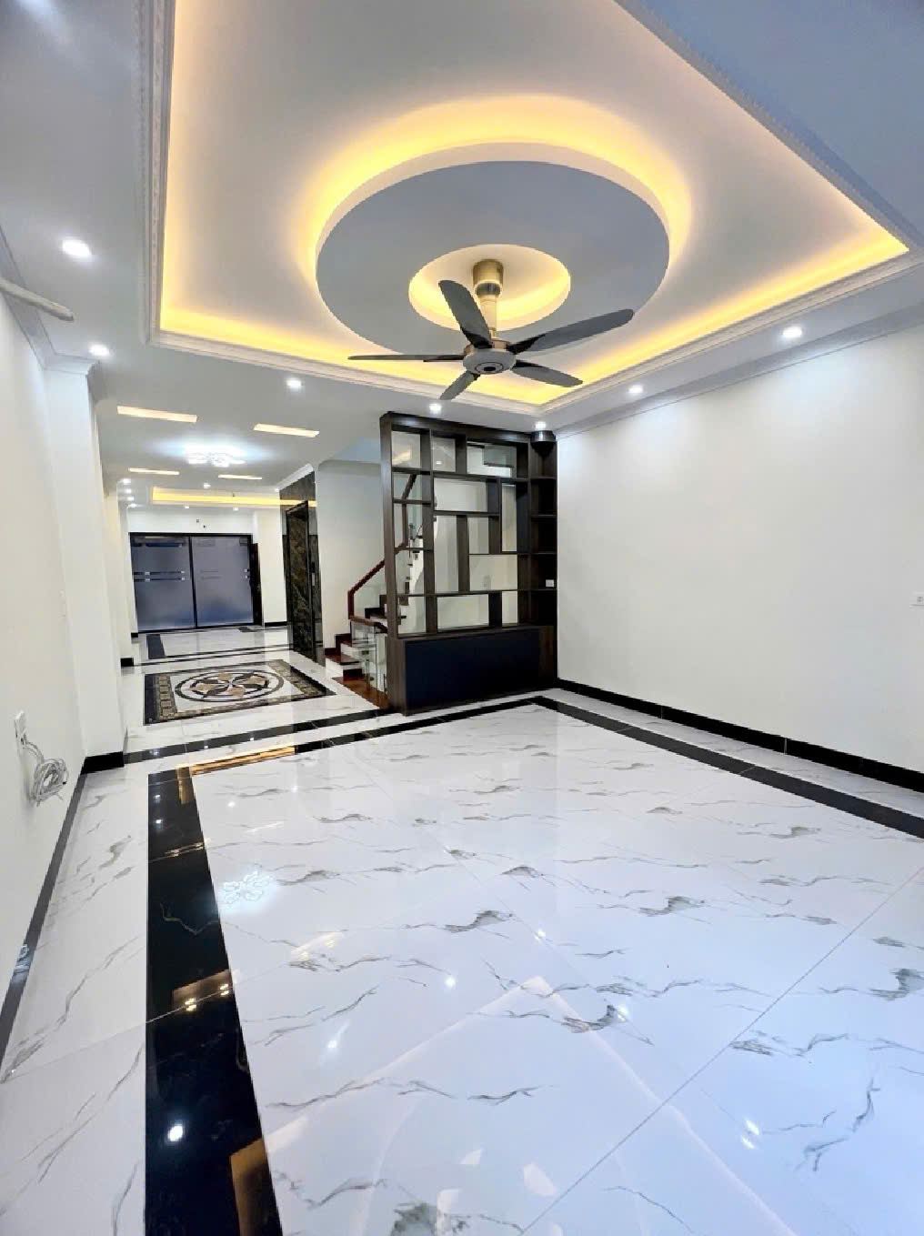 BÁN GẤP NHÀ MẶT PHỐ SÁT CHỢ VĂN LA - 77M - NỘI THẤT XỊN - THANG MÁY - NỞ HẬU