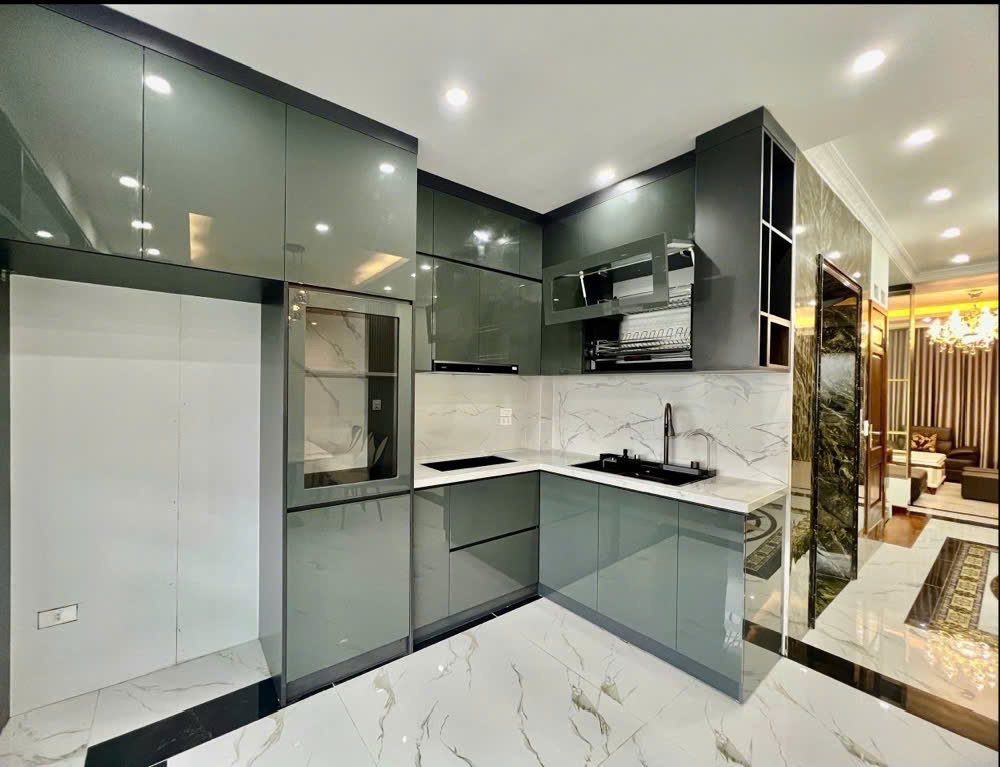 BÁN GẤP NHÀ MẶT PHỐ SÁT CHỢ VĂN LA - 77M - NỘI THẤT XỊN - THANG MÁY - NỞ HẬU