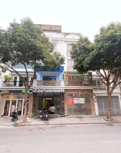 BÁN GẤP NHÀ MẶT PHỐ SÁT CHỢ VĂN LA - 77M - NỘI THẤT XỊN - THANG MÁY - NỞ HẬU