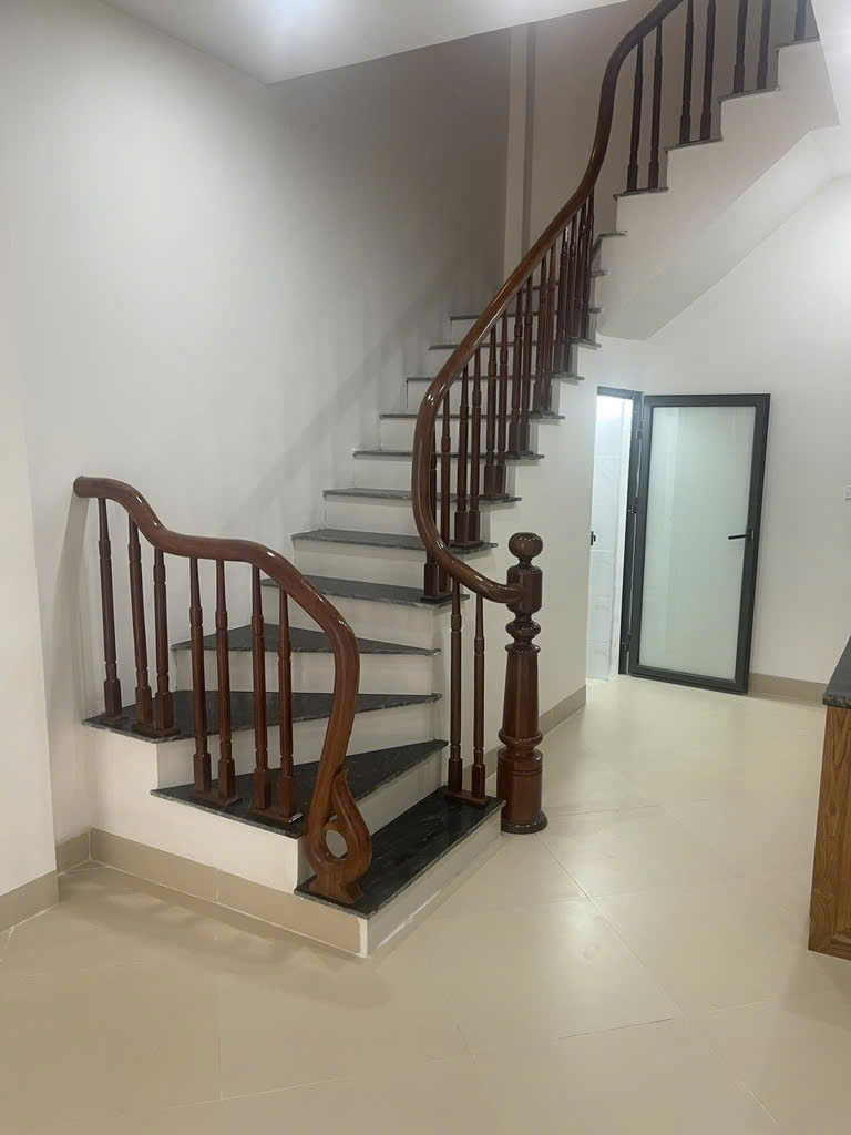 BÁN GẤP NHÀ Ô TÔ ĐỖ NGAY CỔNG NGÕ - CÁCH BẾN XE 100M - HÀNG HIẾM